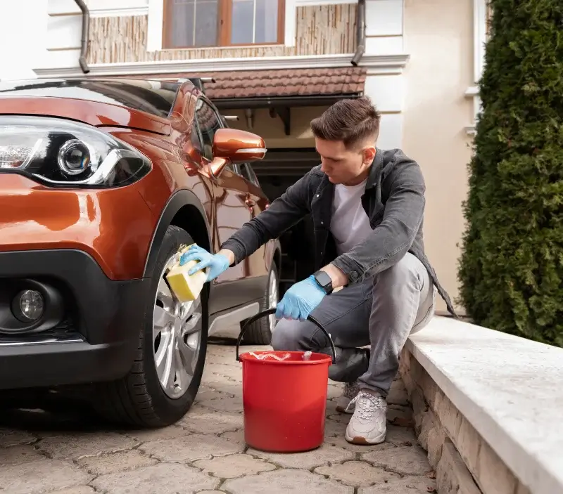 Lavage auto à domicile Junas : professionnel intervenant sur un véhicule